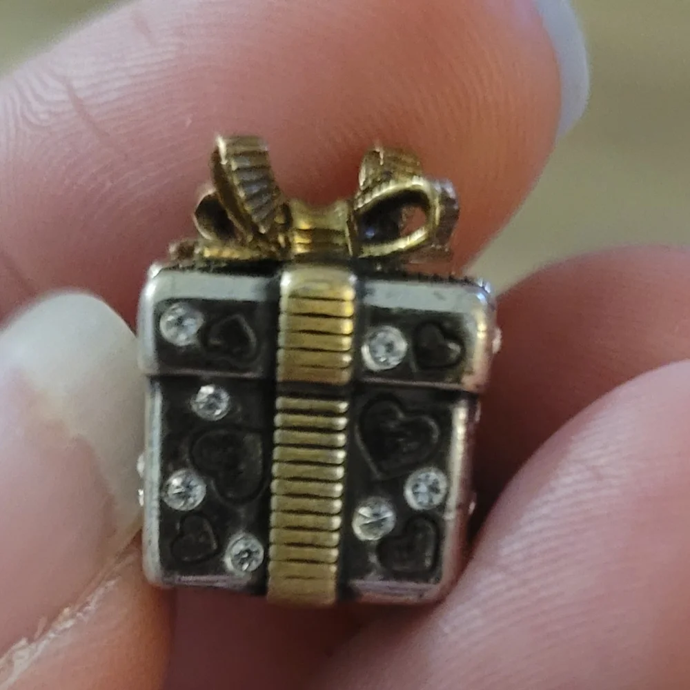 Gift Charm - Picture 2 of 8